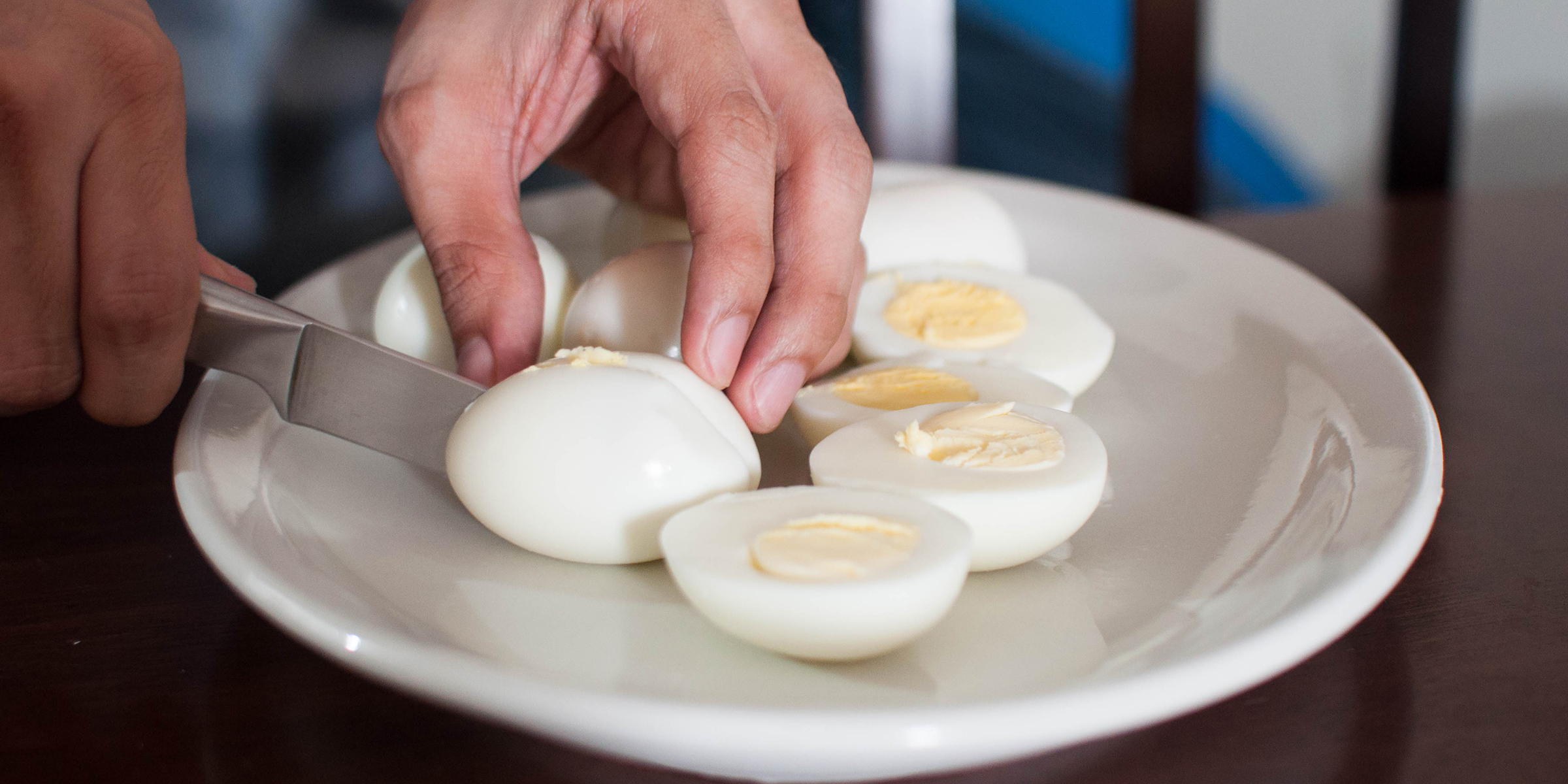 Можно ли греть вареные яйца. Посуда для подачи вареного яйца. Яйца вкрутую грамм. Яйцо работа. Вареное яйцо в руке.